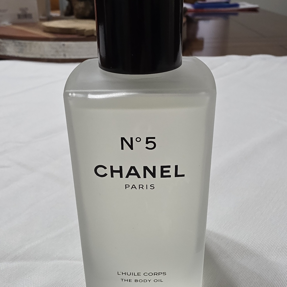 CHANEL N°5 Body Oil Frosted Clear Bottle with Gold Cap - Picture 4 of 6